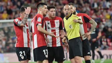 Los leones protestando ante González Fuertes.