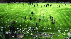 El Camp Nou cubierto de almohadillas gracias al error de Guruceta. Las consecuencias afectaron a las instituciones políticas.