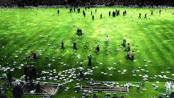 El Camp Nou cubierto de almohadillas gracias al error de Guruceta. Las consecuencias afectaron a las instituciones políticas.