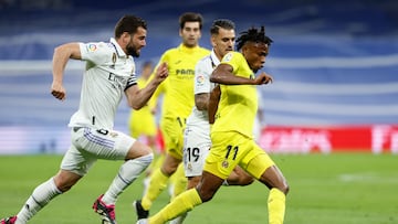 MADRID, 08/04/2023.- El delantero del Villarreal Samuel Chukwueze (d) escapa de Nacho Fernández (i) y Dani Ceballos, ambos del Real Madrid, durante el partido de Liga en Primera División que Real Madrid y Villarreal CF disputan este sábado en el estadio Santiago Bernabéu. EFE/Rodrigo Jiménez
