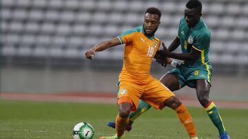 Cheik Doukouré disputando un partido con su selección, Costa de Marfil, ante la de Senegal.
