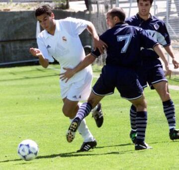 Comienza su carrera en el año 2000 en el Real Madrid C, y en el 2002 pasará a jugar en el Castilla hasta 2004 que ficha por el Getafe