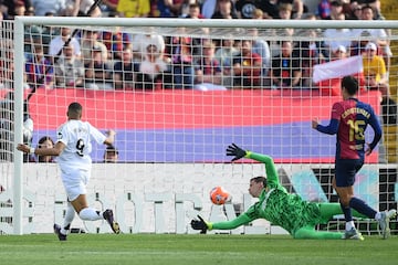 El delantero del Real Madrid, Kylian Mbapp¨¦, marca el definitivo 4-3 al Barcelona.