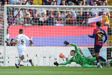 El delantero del Real Madrid, Kylian Mbappé, marca el definitivo 4-3 al Barcelona. 