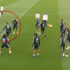 Modric le hace el lío a Benzema y al francés le toca ir al centro del rondo