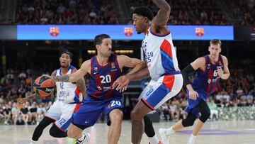 Nicolas Laprovittola, base del Barcelona, ante Tyrique Jones, del Anadolu Efes, en la primera jornada de la Euroliga.