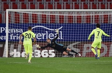 João Félix marca de penalti el 0-1 al Osasuna. 