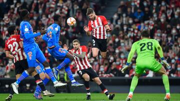 Yeray Álvarez ante el Valencia despejando un balón.