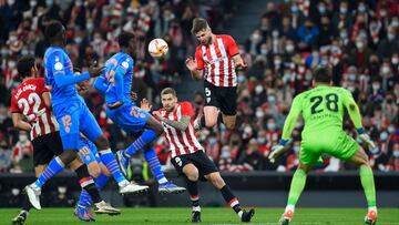 Yeray &Aacute;lvarez ante el Valencia despejando un bal&oacute;n.