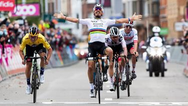 French Julian Alaphilippe (C) of Deceuninck Quick-Step, sprints to cross the finish line ahead of Slovenian Primoz Roglic (L) of Team Jumbo-Visma, in the Liege-Bastogne-Liege one day cycling race (257 km) in Liege, on October 4, 2020. (Photo by KRISTOF VA