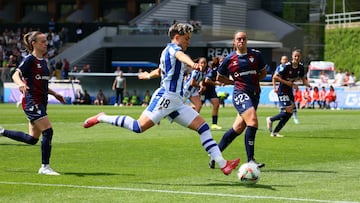 Lucía Pardo prepara un centro en el Real Sociedad - Eibar de la Liga F.