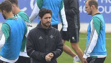 Victor durante un entrenamiento con el Betis.