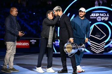 Carlos Alcaraz recibe el trofeo de número 1 del ranking ATP 2025 durante una ceremonia celebrada en Turín. En la foto, Alcaraz y su padre. 