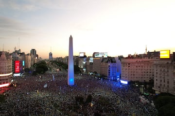 Miles de aficionados celebran en Buenos Aires el pase a la final del Mundial de Qatar 2022.