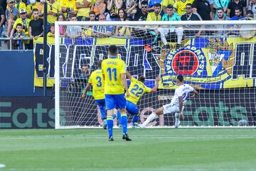 0-1. Mariano marca el primer gol.