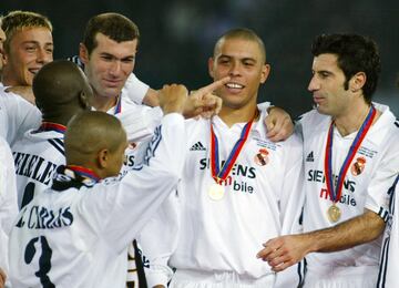 ALEGRIA MEDALLA CELEBRACION COPA 03/12/02 INTERCONTINENTAL FINAL European champion Spain's Real Madrid Luis Figo (R), Ronaldo (3rd R), Zinedine Zidane and Guti celebrate with Claude Makelele and Roberto Carlos (3) after beating South American champion Paraguay's Olimpia 2-0 in the World Club Cup at Yokohama International Stadium, south of Tokyo December 3, 2002.       REUTERS/Kimimasa Mayama
PUBLICADA 14/12/02 NA MA02 3COL