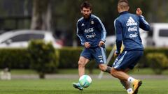 Football Soccer - Argentina&#039;s national soccer team training - World Cup 2018 Qualifiers - Buenos Aires, Argentina - August 29, 2017 - Argentina&#039;s Lionel Messi passes the ball to Mauro Icardi during a training session ahead of their match against Uruguay. REUTERS/Marcos Brindicci