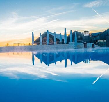 Vista de la piscina exterior. 