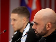 Claudio Giráldez, entrenador del Celta, junto al futbolista Mihailo Ristic en la rueda de prensa previa al partido entre el conjunto vigués y el Estrella Roja en Belgrado.