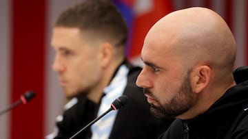 Claudio Giráldez, entrenador del Celta, junto al futbolista Mihailo Ristic en la rueda de prensa previa al partido entre el conjunto vigués y el Estrella Roja en Belgrado.