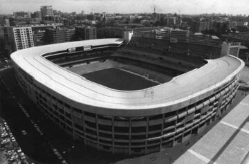 Desde 1947, año de su inauguración y hasta la actualidad, el Madrid tiene como sede el estadio Santiago Bernabéu (denominado así desde 1955, y anteriormente conocido como Chamartín (1947 hasta enero de 1955, como su predecesor). Es el estadio que más Clásicos ha acogido. Hasta el momento suma 99 enfrentamientos entre el Madrid y el Barcelona entre todas las competiciones: en Liga han sido 74, 11 en Copa, siete en la Supercopa de España, tres en la Copa de la Liga y cuatro en Copa de Europa/Champions League. El Madrid ha salido victorioso en 50 encuentros, el Barcelona ha ganado en 27 ocasiones y ha habido 22 empates.