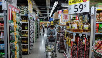 Beijing (China), 21/09/2020.- A person shops at a Walmart supermarket in Beijing, China, 21 September 2020. According to media reports, Oracle and Walmart have issued a joint statement confirming their plans to snap up a minority stake in TikTok's US business. Oracle will acquire a 12.5 percent stake in TikTok Global, while Walmart will take a 7.5 percent interest. EFE/EPA/WU HONG