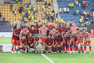 El Atltico de Madrid posando con el trofeo