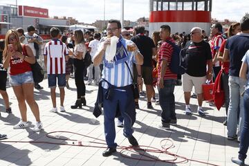 Desde las 10:00 de la mañana los aficionados atléticos celebran el estreno del nuevo estadio rojiblanco Wanda Metropolitano en los alrededores del estadio.
