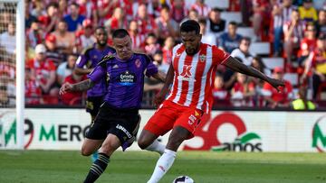 ALMERIA 28/05/2023. El delantero brasileño de la UD Almería, Dyego Sousa (d) y el centrocampista del Valladolid Roque Mesa, durante el encuentro correspondiente a la jornada 37 de Primera División que disputan hoy domingo frente al Real Valladolid en el Power Horse Stadium de Almería. EFE / Carlos Barba