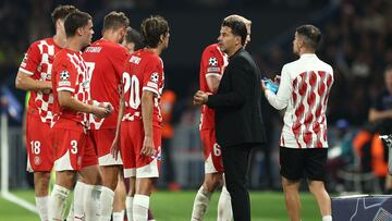 Girona's Spanish coach Michel (C) talks to his players in the technical area during the UEFA Champions League 1st round day 1 football match between Paris Saint-Germain (PSG) and Girona FC at the Parc des Princes Stadium, in Paris, on September 18, 2024. (Photo by FRANCK FIFE / AFP)