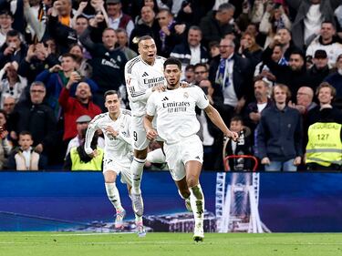 2-2. Jude Bellingham celebra el segundo gol con Kylian Mbappé.