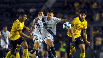 MEX6478. CIUDAD DE MÉXICO (MÉXICO), 24/08/2024.- Santiago Ormeño (c) del Puebla disputa un balón con Sebastián Cáceres (i) y Dagoberto Espinoza de América, este sábado durante un partido de la jornada 5 del torneo Apertura 2024 de la Liga MX, disputado en el estadio de la Ciudad de los Deportes, en Ciudad de México (México). EFE/Víctor Cruz