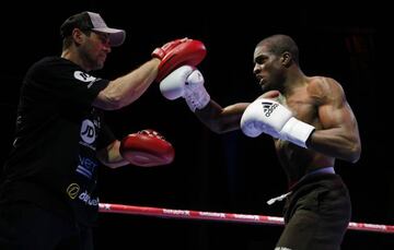 Ohara Davies durante un entrenamiento público previo a su combate en el O2 Arena Londres.