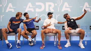 Alexander Zverev, Novak Djokovic, Grigor Dimitrov y Dominic Thiem se hacen una selfi antes del evento del Adria Tour en Belgrado.