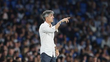 SAN SEBASTIÁN, 28/08/2024.- El entrenador de la Real, Imanol Alguacil, durante el partido de LaLiga que Real Sociedad y Deportivo Alavés disputan este miércoles en el estadio Reale Arena, en San Sebastián. EFE/Javi Colmenero