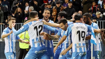 Los jugadores del Málaga, celebrando el 1-0 al Alavés.