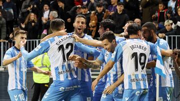 Los jugadores del M¨¢laga, celebrando el 1-0 al Alav¨¦s.