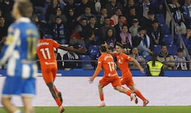 El Sanse desangra Riazor y acaba con su gafe a domicilio