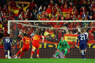  No falló Oyarzabal desde los once metros. Lanzó a su derecha, de forma potente, superando la estirada abajo de un Verbruggen que le había adivinado las intenciones.