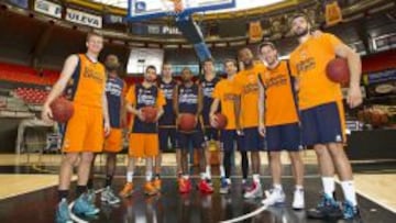 CONCENTRADOS. La plantilla del Valencia Basket posa para AS antes del último entrenamiento de ayer en la Fonteta.