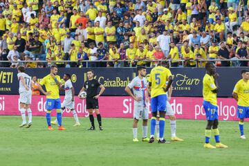 Los jugadores se retiran a vestuarios hasta que se resuelva la situación, pero el partido no está suspendido.