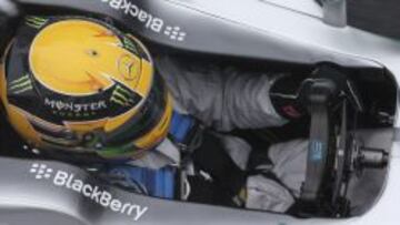 Lewis Hamilton en su &#039;cockpit&#039; de Mercedes.