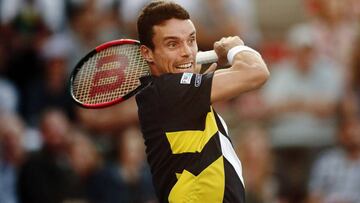 Roberto Bautista devuelve una bola ante Michael Venus durante su partido en el ASB Men's Classic de Auckland.