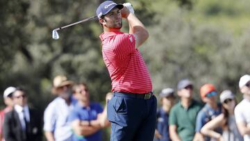 El golfista Jon Rahm golpea una bola durante el Open de España.