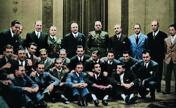 Los jugadores del Atl¨¦tico Aviaci¨®n, ganadores del t¨ªtulo liguero de 1940-1941 fueron recibidos por primera vez en el Ayuntamiento madrile?o de Alberto Alcocer.