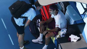 Roger Federer recibe atención médica durante su partido ante Tennys Sandgren en el Open de Australia 2020.