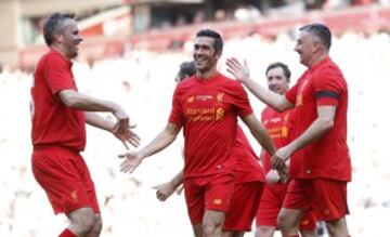 John Aldridge celebra el segundo gol red junto a Luis García y Dietmar Hamann.