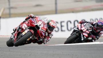 Pecco Bagnaia, por delante de la Aprilia de Jorge Martín.