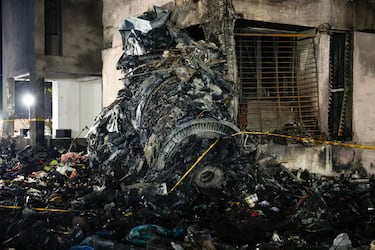 Una vista muestra los restos de un avión de Air India, con destino al aeropuerto de Gatwick de Londres, que se estrelló durante el despegue desde un aeropuerto en Ahmedabad, India.