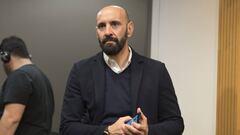 Monchi, en una rueda de prensa con el Roma.